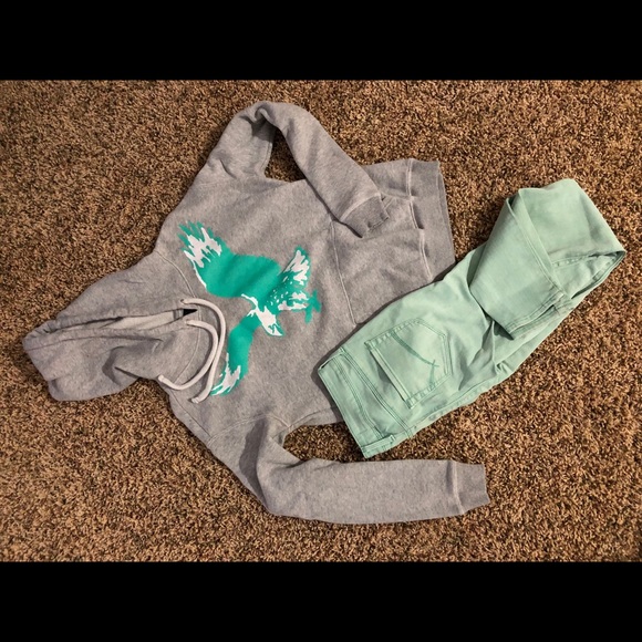 American eagle jeans & sweatshirt